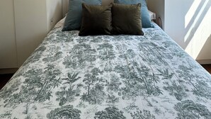 A bedroom with a bed, two pillows, a headboard, and a hanging light fixture. - Hidden Gem w/Private Terrace, Fulham Broadway! (London)