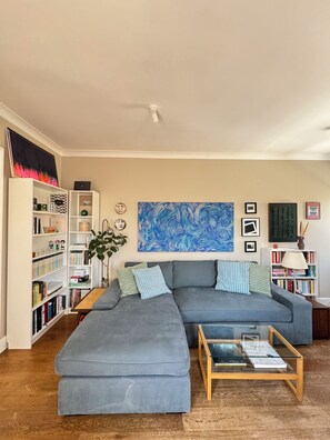 TV, bøker og kontorer