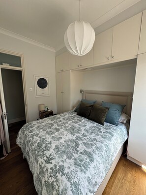 1 habitación, escritorio, tabla de planchar con plancha y wifi 