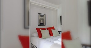 WiFi, bed sheets - Cosy Refurbished Studio w Pvt Balcony Kensington (London)
