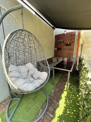 Outdoor dining - Cozy apartment in welcoming Pula with WiFi, AC (Pula)