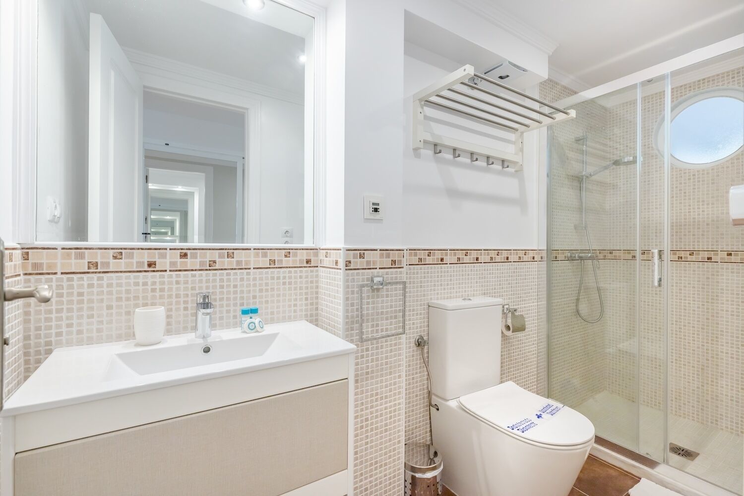 Sèche-cheveux, serviettes fournies