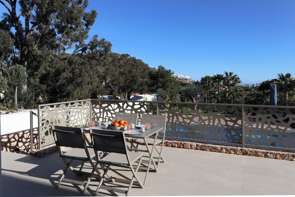 Outdoor dining - In the heart of La Manga Club (Atamaría)