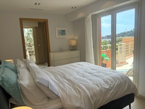 2 bedrooms, iron/ironing board, free WiFi, bed sheets - 2 bedroom Penthouse apartment with sea view in beautiful Théoule sur Mer (Théoule-sur-Mer)