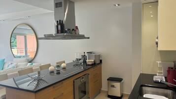 Refrigerador, microondas, horno y parrilla de estufa