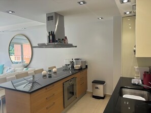 Kjøleskap, mikrobølgeovn, ovn og kokeplater