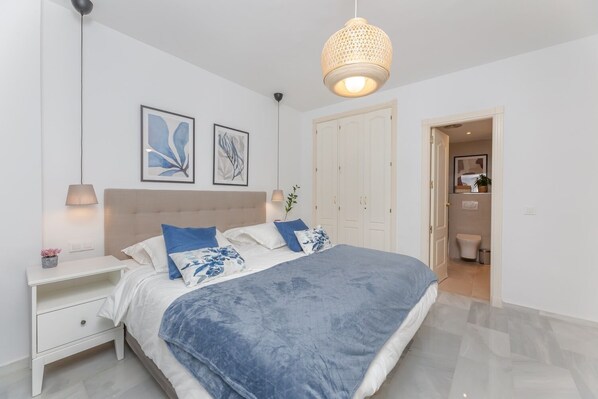 3 bedrooms, iron/ironing board, WiFi, bed sheets