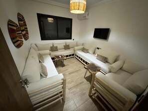 Appartamento, 2 camere da letto, fumatori, balcone | Area soggiorno