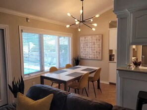 Dining - Near Downtown with Pool & Enclosed Patio (Austin)