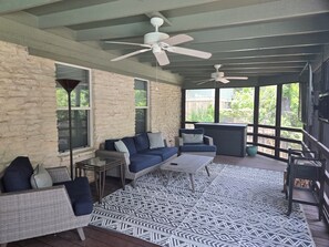 Smart TV - Near Downtown with Pool & Enclosed Patio (Austin)