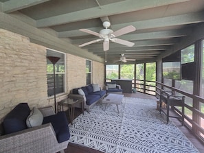 Smart TV - Near Downtown with Pool & Enclosed Patio (Austin)