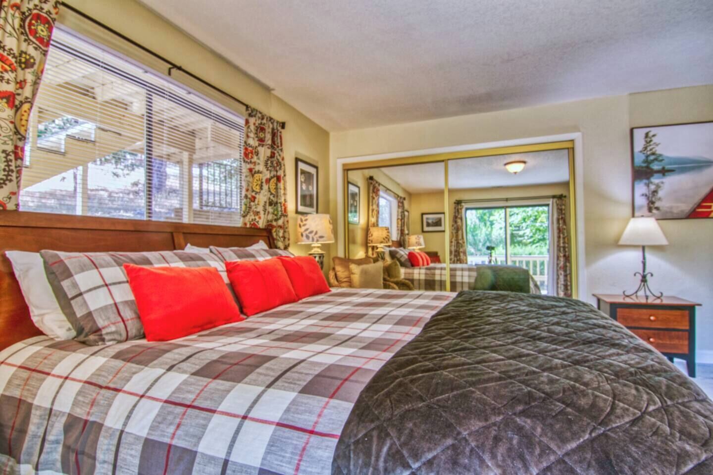 Tabla de planchar con plancha, wifi y ropa de cama 