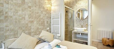 2 عدّة غرف نوم ومكواة/لوح كي وواي فاي وملاءات أسرّة