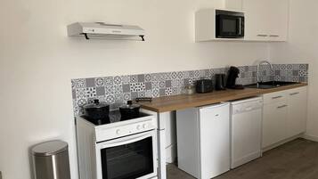 Een koelkast, een microgolfoven, een oven, een kookplaat