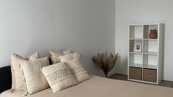 4 slaapkamers, een bureau, een strijkplank/strijkijzer, reisbedje