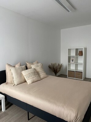 4 slaapkamers, een bureau, een strijkplank/strijkijzer, reisbedje