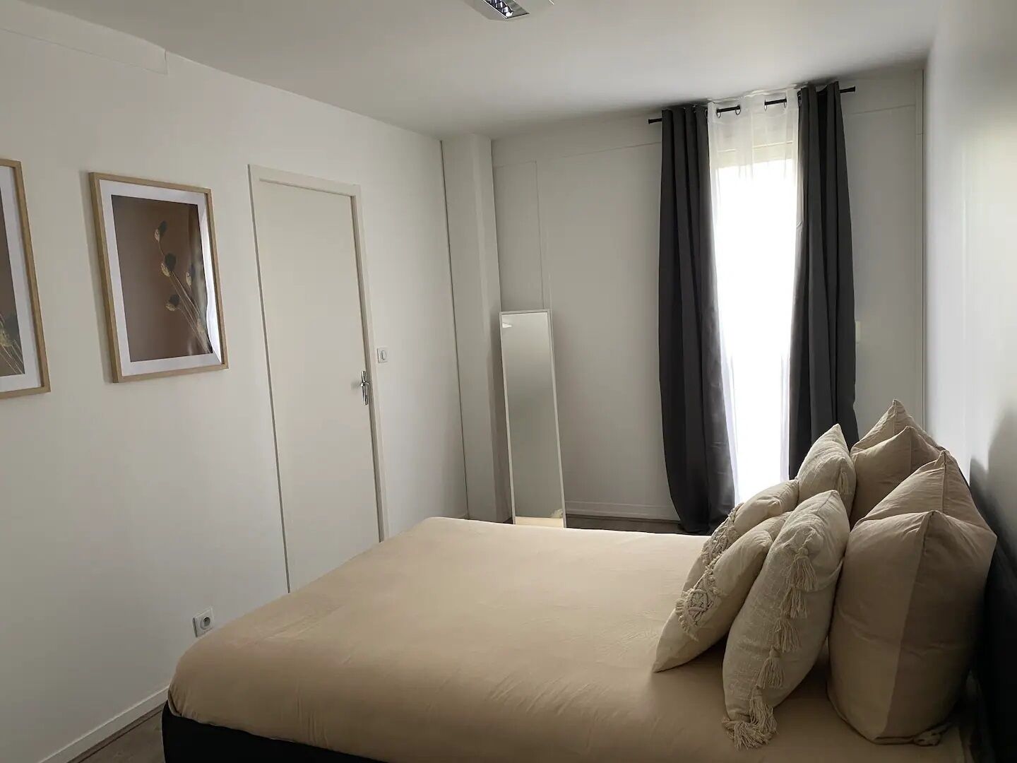 4 bedrooms, desk, iron/ironing board, travel crib