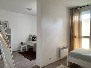 4 makuuhuonetta, työpöytä, silitysrauta/-lauta, vauvan matkasänky