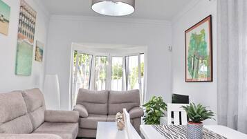 Een televisie en een open haard