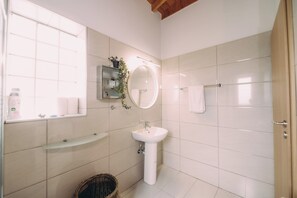 Chuveiro, secador de cabelo, toalhas de banho, sabonete