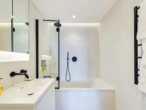 Bruser, hårtørrer, håndklæder