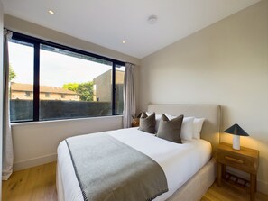 2 chambres, bureau, fer et planche à repasser, lit parapluie