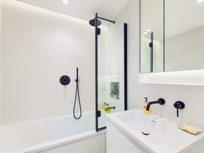 Shower, hair dryer, towels - Modern Apartment with Balcony near King's Cross (Greater London)