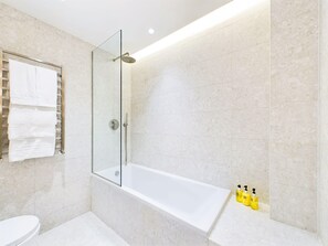 Bruser, hårtørrer, håndklæder, Shampoo