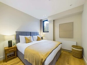 2 sovrum, skrivbord, strykjärn/strykbräda och resesäng