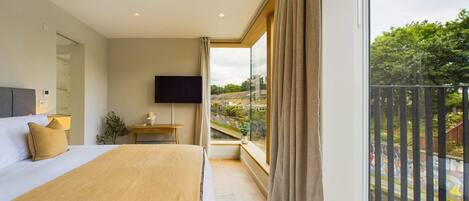 3 habitaciones, escritorio y tabla de planchar con plancha
