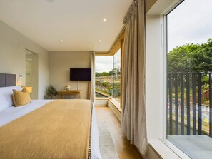 3 bedrooms, desk, iron/ironing board, travel cot