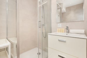 Shower, towels - Beautiful Apartament by Renters (Gdynia)