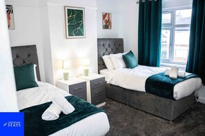 3 bedrooms, desk, iron/ironing board, free WiFi