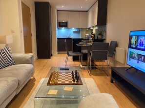 TV - Luxury London flat 5 mins walk to Tube Underground (London)