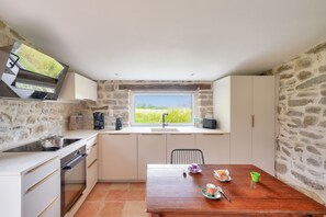 Kühlschrank, Ofen, Geschirrspüler, Wasserkocher mit Kaffee-/Teezubehör