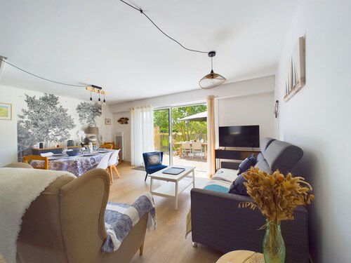 House for 6 adults / 1 child – shared pool