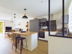 Kjøleskap, mikrobølgeovn, oppvaskmaskin og kaffetrakter/tekoker