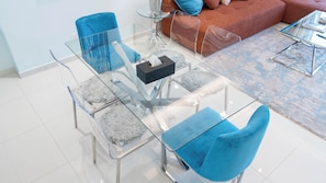 Deluxe-Apartment, 2 Schlafzimmer, Balkon, Stadtblick | Wohnbereich | 65-Zoll-Flachbildfernseher mit Digitalempfang