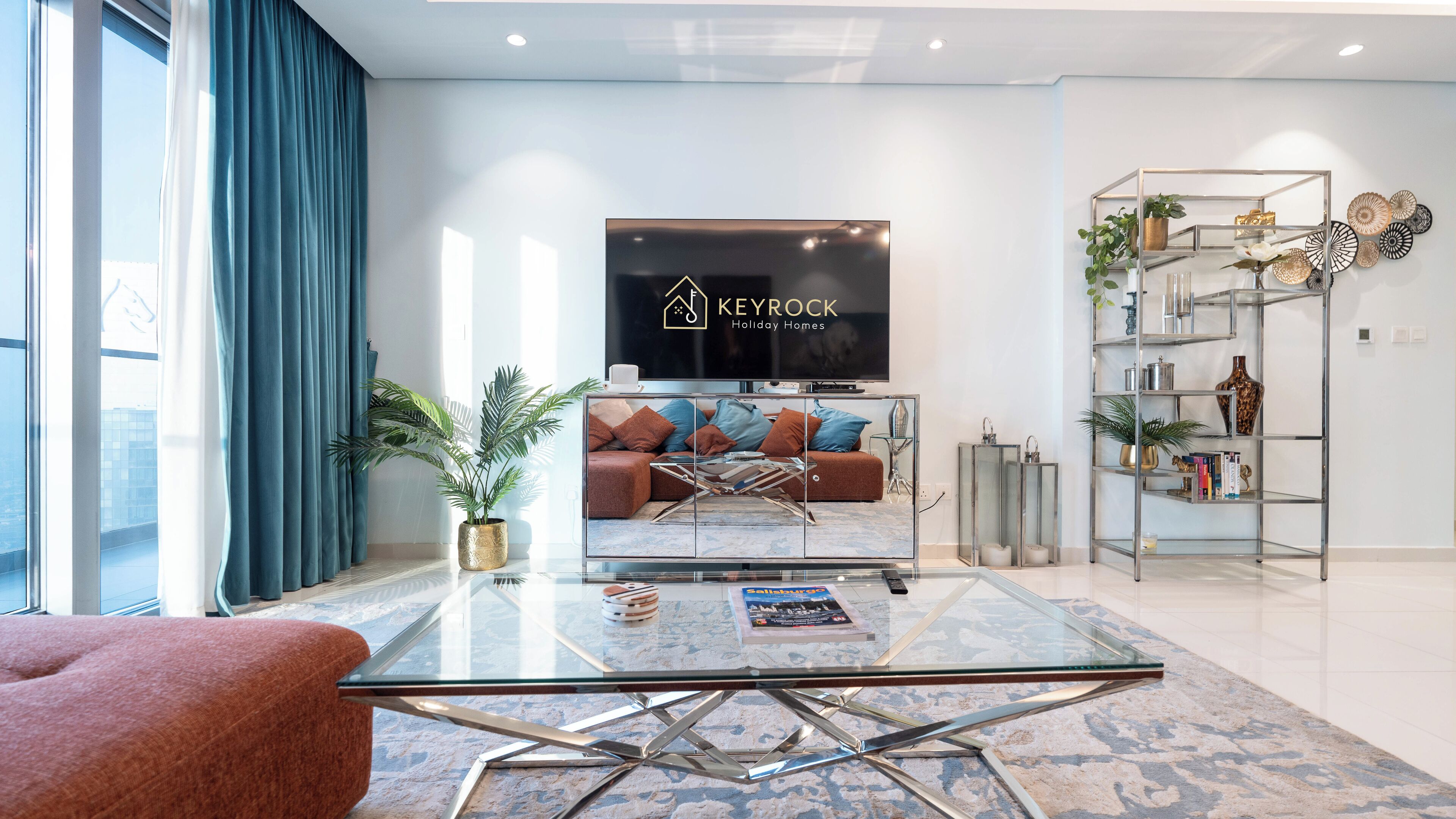 Lägenhet Deluxe - 2 sovrum - balkong - utsikt mot staden | Vardagsrum | 65-tums platt-tv med digitalkanaler