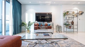 Appartement Deluxe, 2 chambres, balcon, vue ville | Coin séjour | Télévision à écran plat de 65 pouces avec chaînes numériques