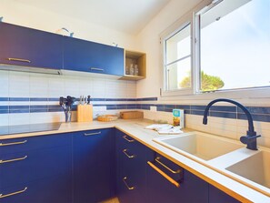 Een koelkast, een microgolfoven, een oven, een vaatwasser