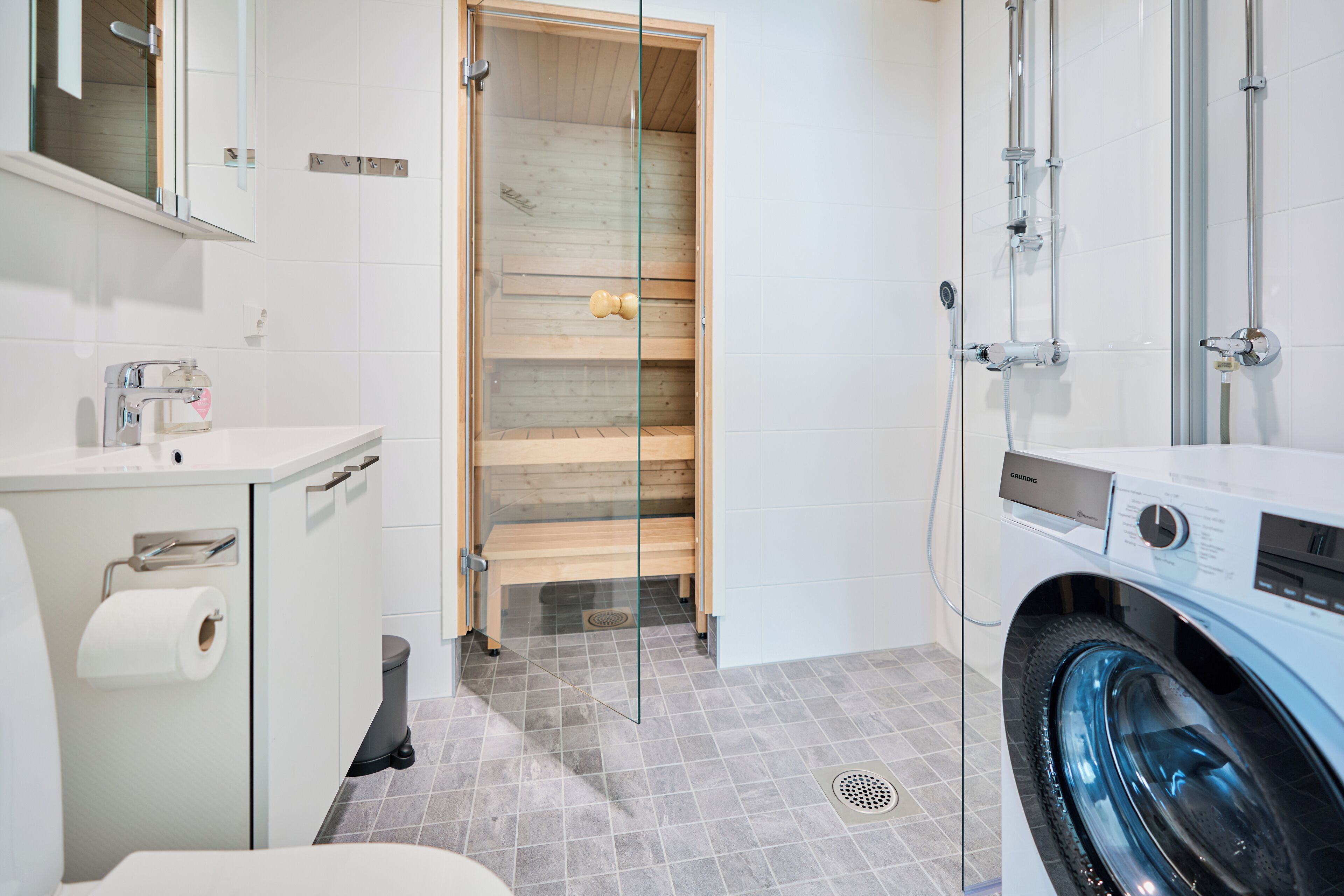 Classic Apartment | Bathroom | Hair dryer, towels, toilet paper