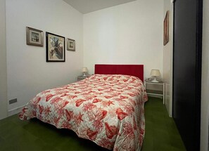 2 chambres, bureau, fer et planche à repasser