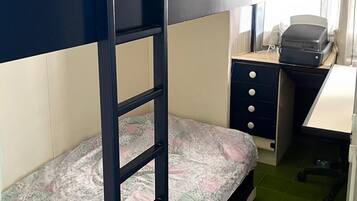 2 camere, una scrivania, ferro/asse da stiro