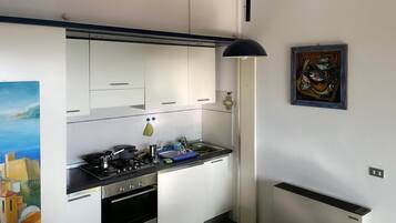 Frigorifero, microonde, forno, piano cottura