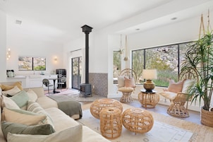 House, 4 Bedrooms | Living area