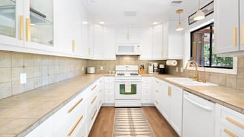 Rumah, 4 kamar tidur | Dapur pribadi | Lemari es, oven, dan mesin pembuat kopi/teh