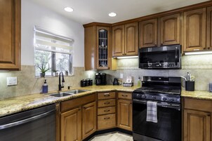 House, 3 Bedrooms | Private kitchen | Fridge, oven, coffee/tea maker