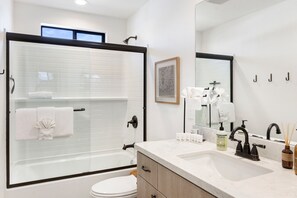 House, 3 Bedrooms | Bathroom - Yucca Mesa House - Modern Desert Chic 3 Bedroom Home by RedAwning (Yucca Valley)