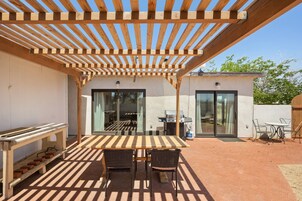 House, 2 Bedrooms | Outdoor dining